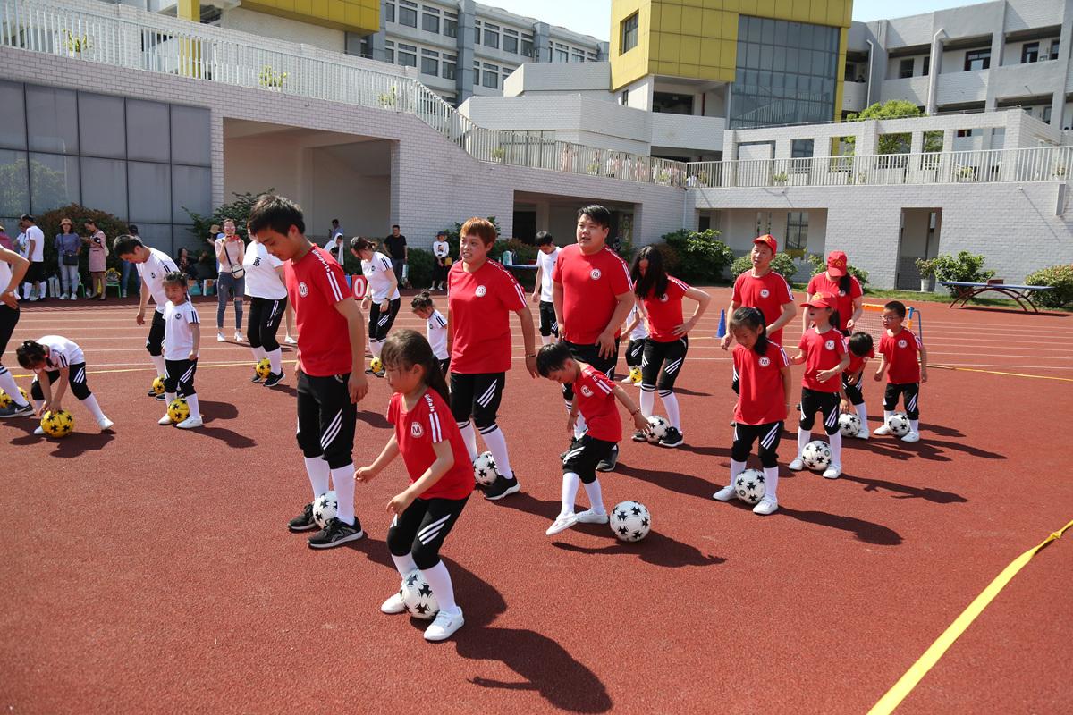 2019年江苏省足球特色幼儿园“童趣足球”观摩活动在nba 极速体育_nba直播吧极速体育_低调看直播举行8.jpg