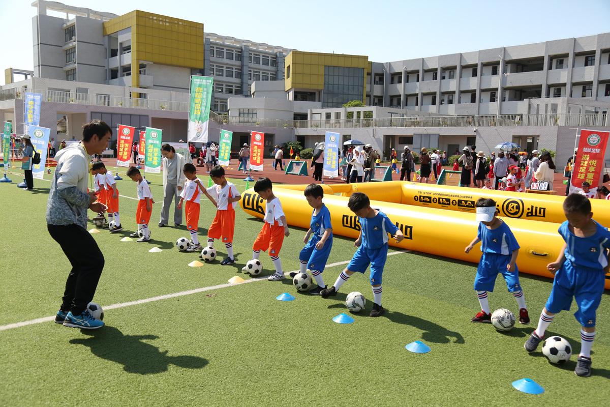 2019年江苏省足球特色幼儿园“童趣足球”观摩活动在nba 极速体育_nba直播吧极速体育_低调看直播举行6.jpg