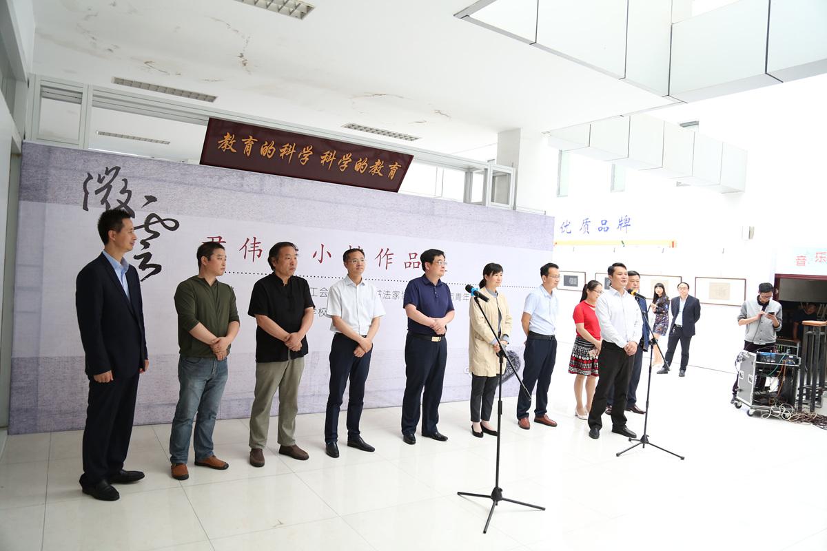 nba 极速体育_nba直播吧极速体育_低调看直播市实验学校“微云拂砚”小楷书法展开幕2.jpg